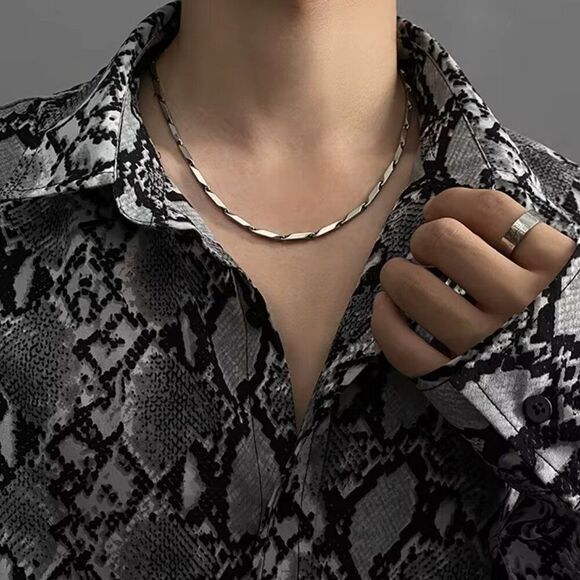 MM LaFleur Una Necklace in Silver - Picture 4 of 7